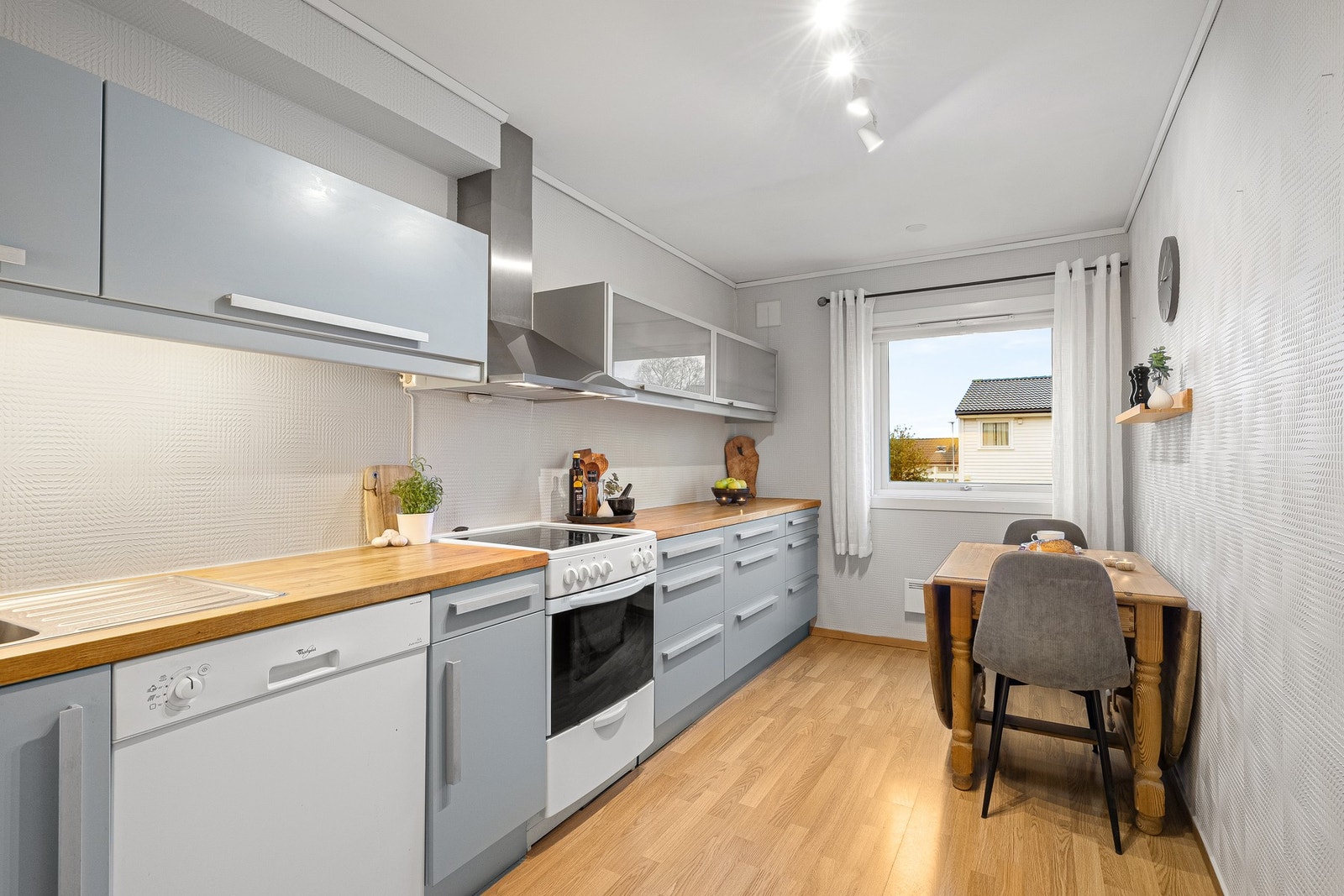 Kjøkkenet har plass til spisebord også. Perfekt til hverdagen. Galleribilde