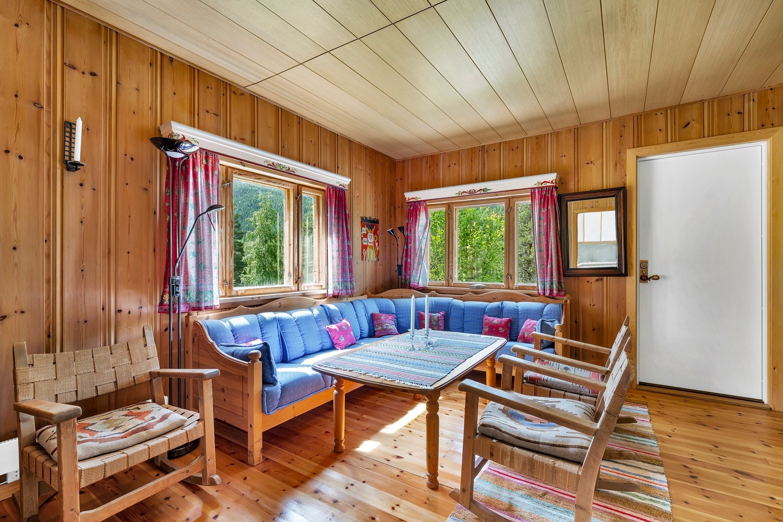 Stue med god plass til sofa Galleribilde