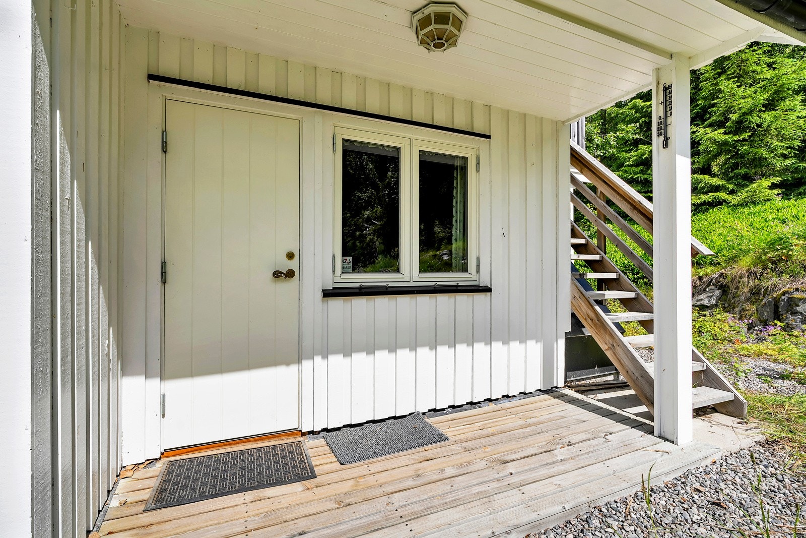 Overbygget inngangsparti til fritidsboligen Galleribilde