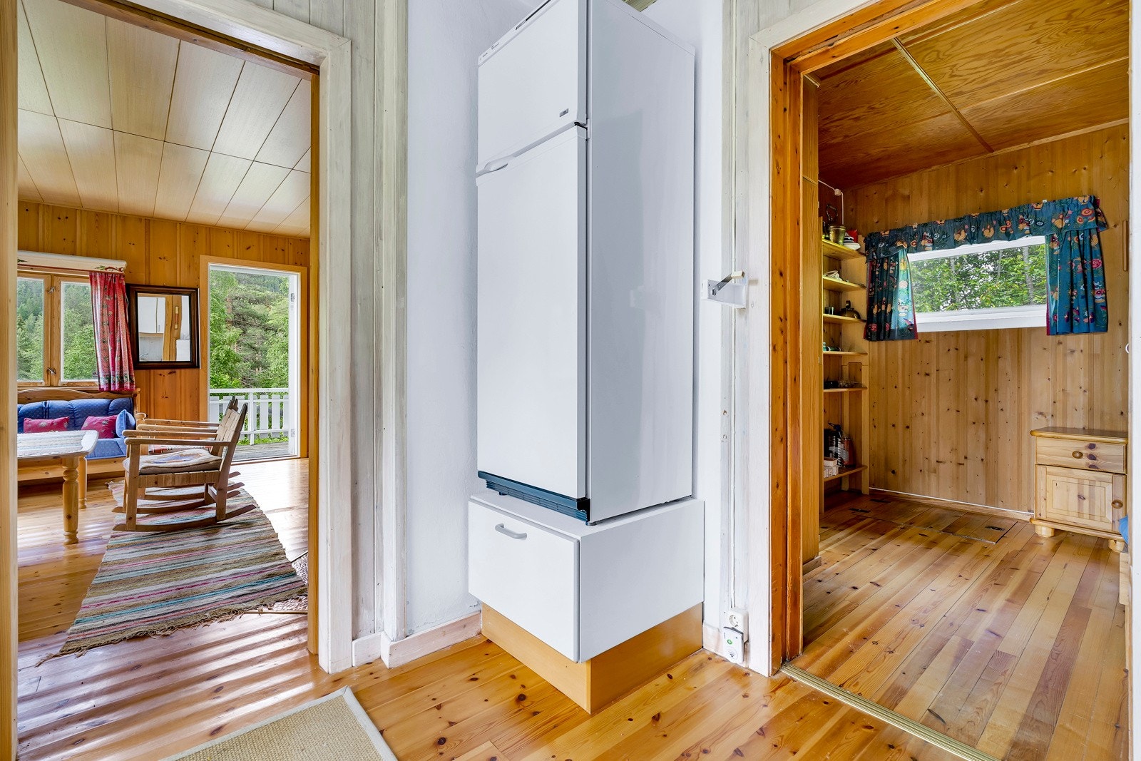 Kjøleskap på kjøkken Galleribilde