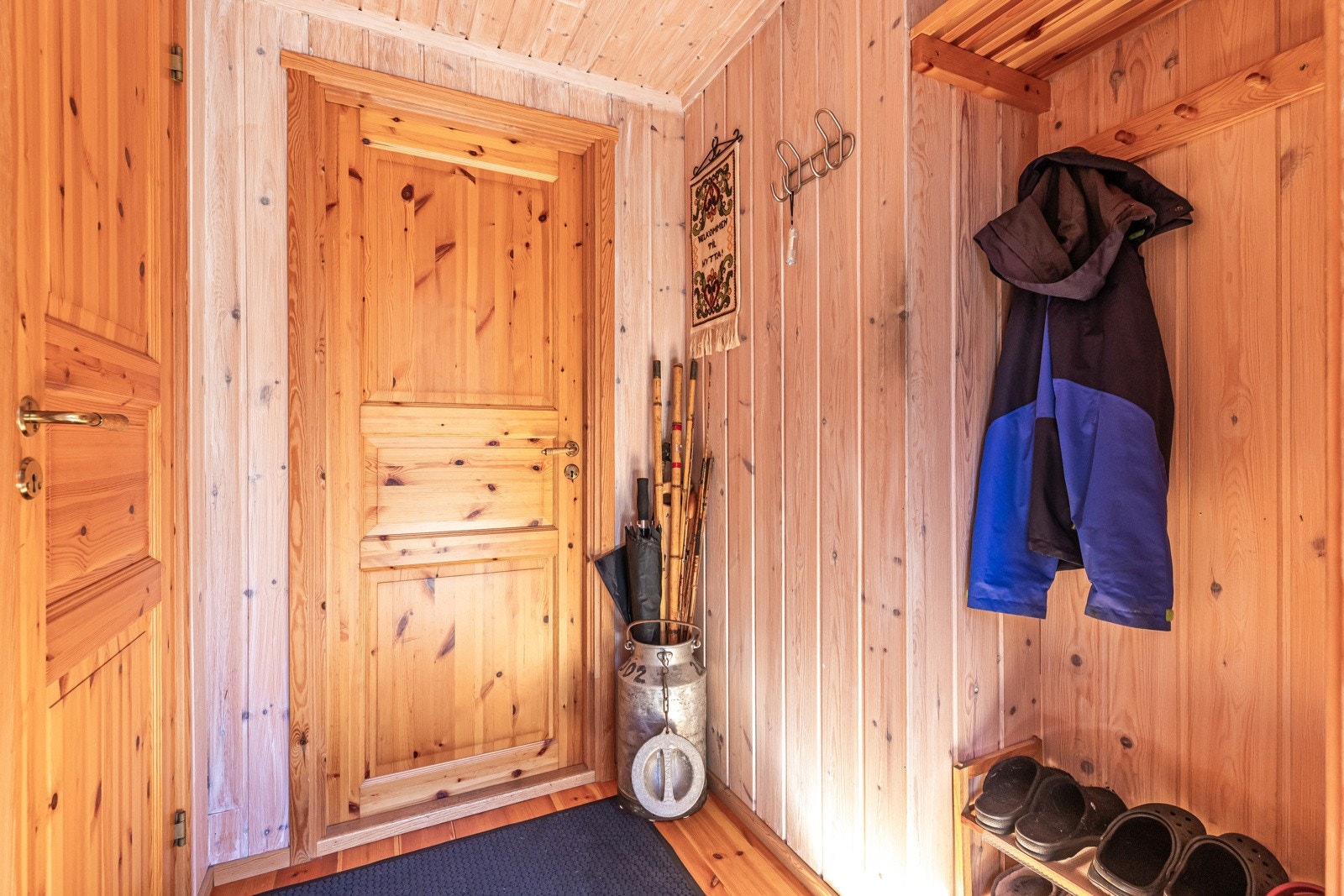 Entré med plass til yttertøy og sko Galleribilde