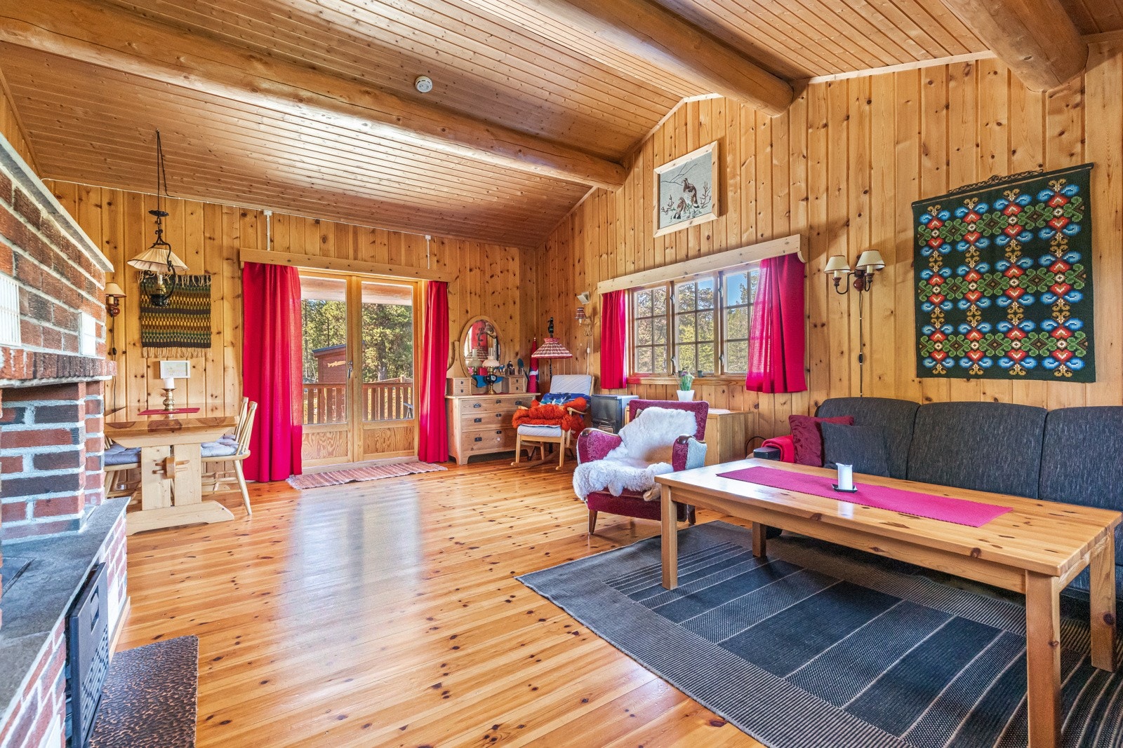 Stuen har god takhøyde og flere vinduer som bidrar til et godt dagslys Galleribilde