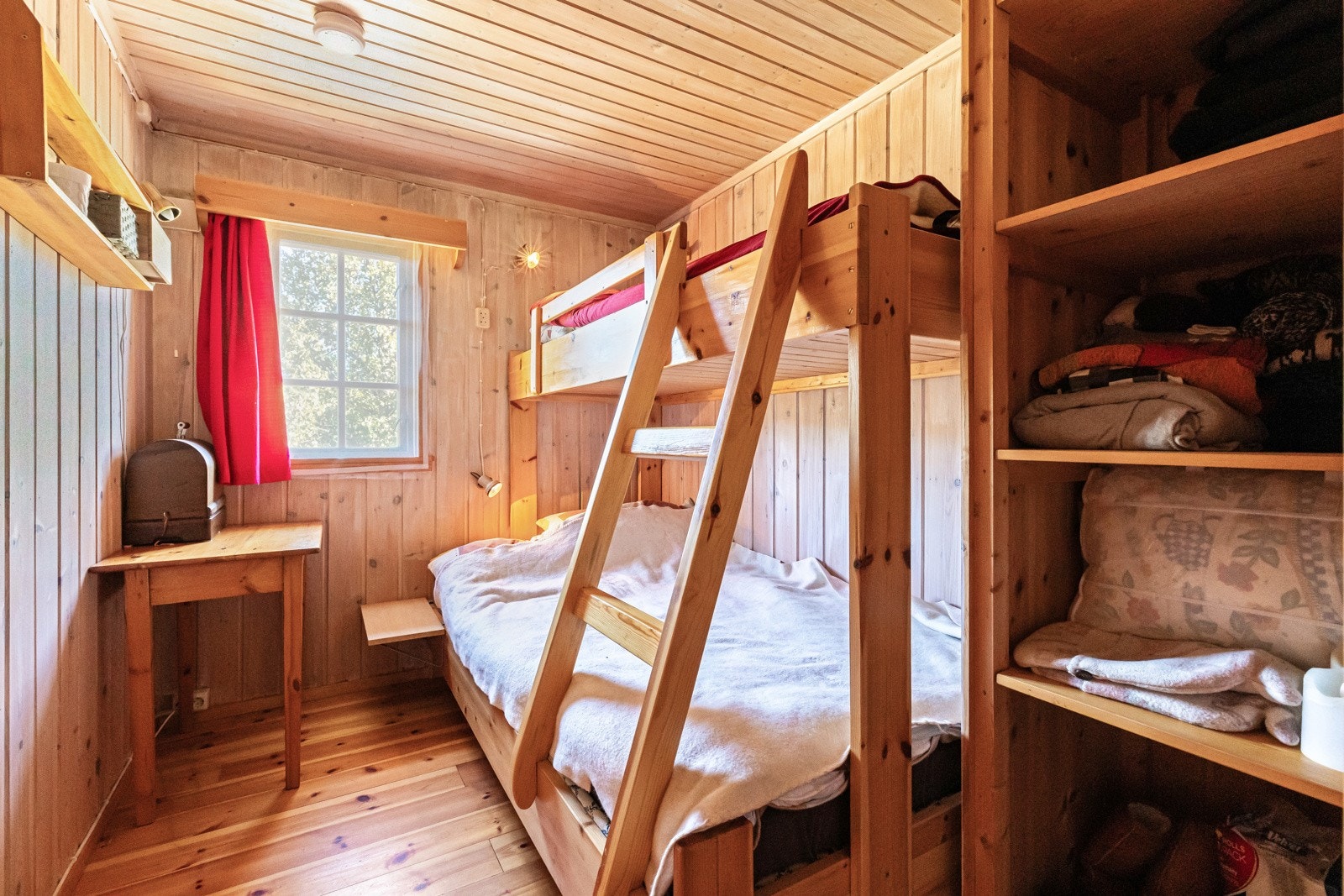 Plassbygde hyller til oppbevaring Galleribilde