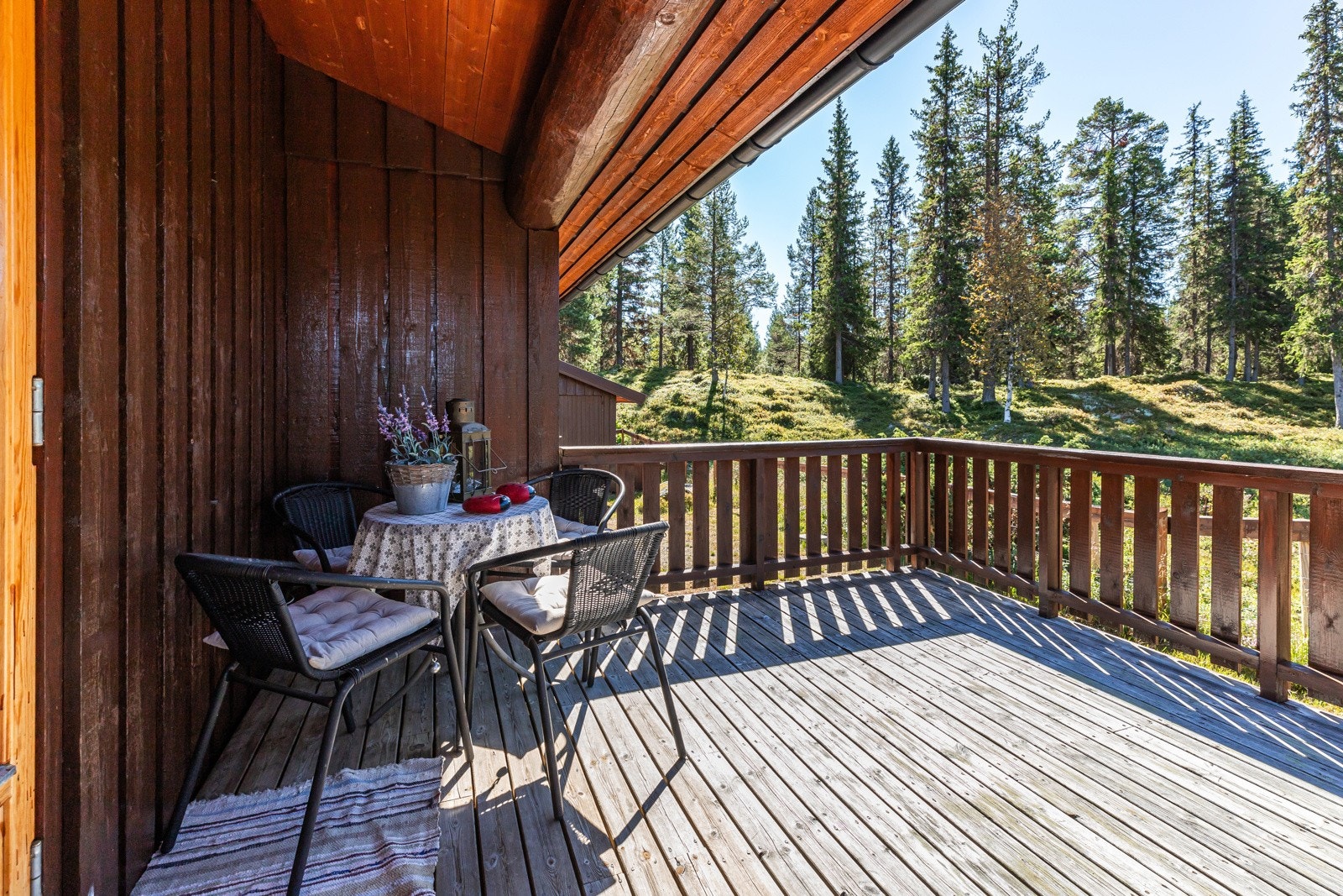 Terrassen går på to sider av hytta Galleribilde