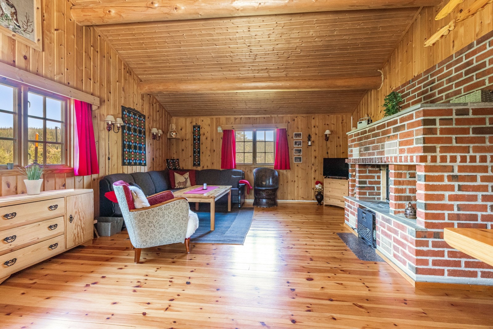 God takhøyde i stue med synlige tømmeråser Galleribilde