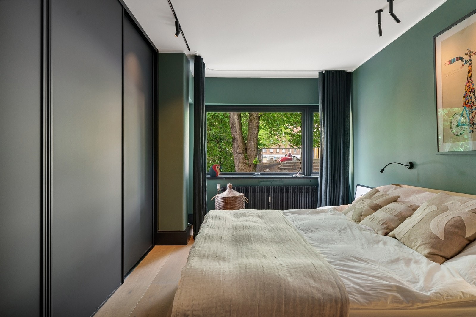 Hovedsoverommet har en romslig utforming med god plass til dobbeltseng og tilhørende nattbord. Bølgegardiner med lysstopp, kombinert med en dempet romfarge, gir svært gode soveforhold. Galleribilde