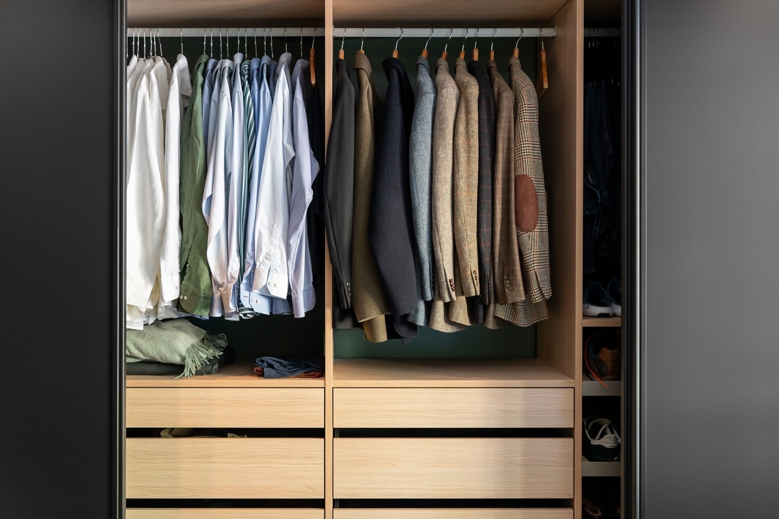 Rommet har en spesialtilpasset garderobeløsning som gir rikelig med oppbevaringsplass. Galleribilde