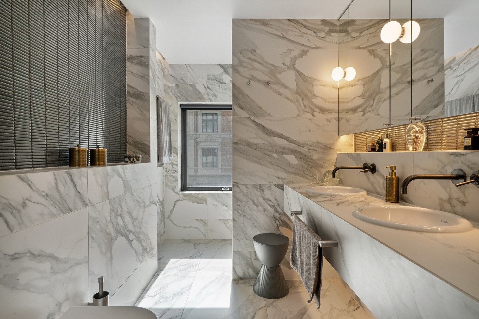 Boligen har to fullverdige designbad med porselen fra Duravit, armaturer fra Grohe og spesialbygde speilskap. Galleribilde