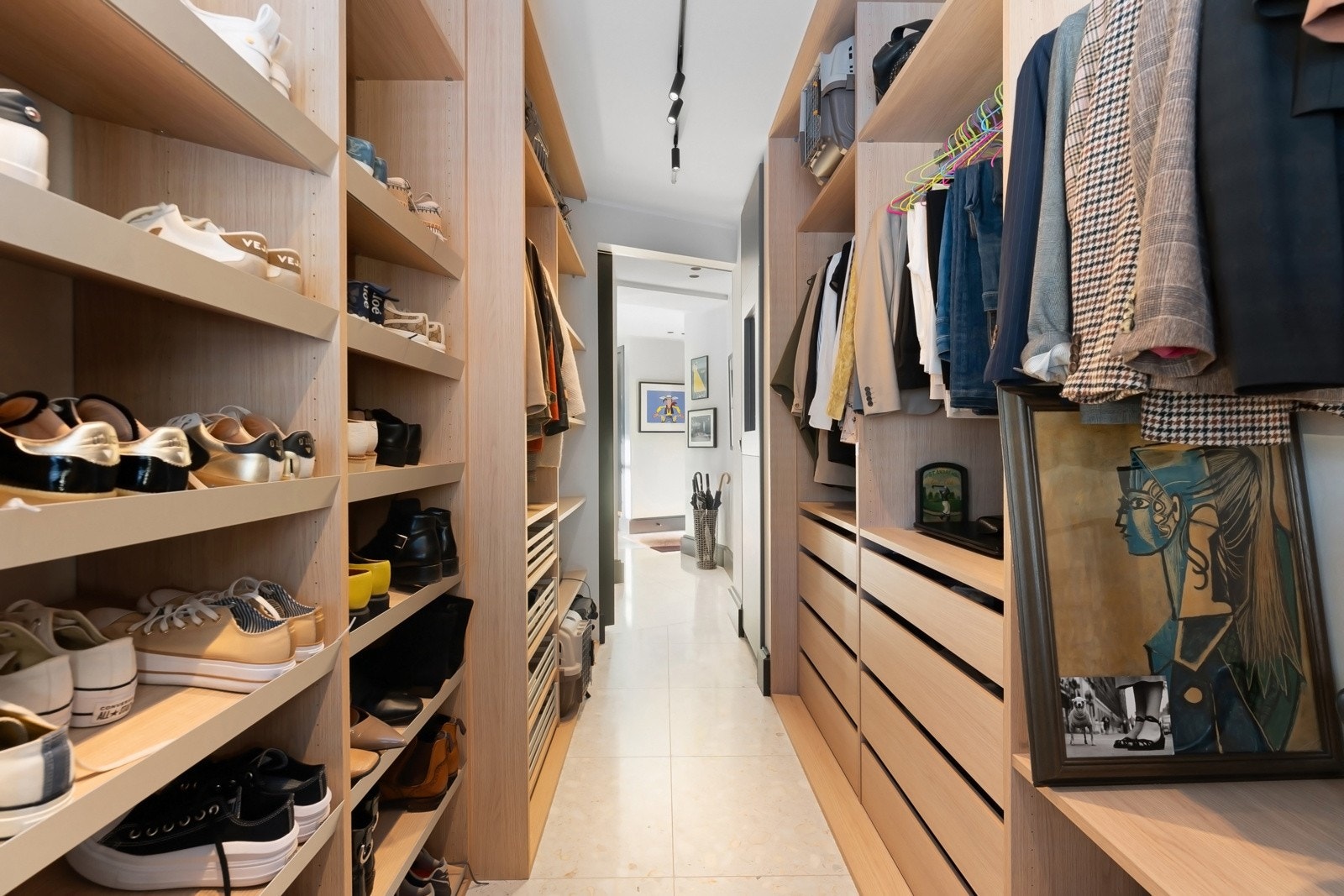 Det tredje soverommet er omgjort til en imponerende walk-in-garderobe med spesialtilpassede garderobeskap. Galleribilde