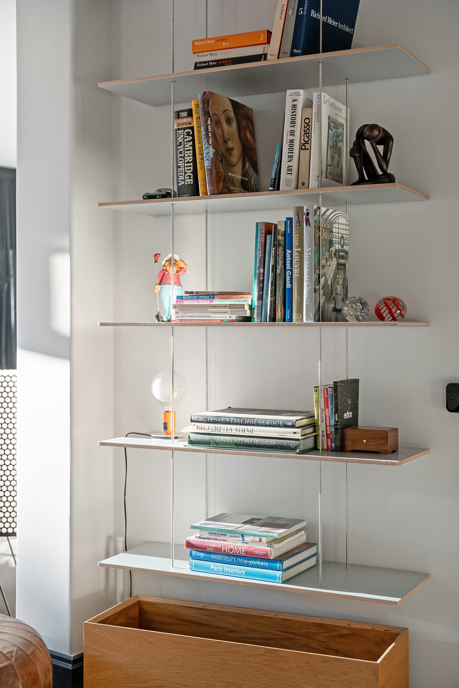 Leiligheten har et "svevende" hyllesystem fra Molteni & C, designet av den franske stjernearkitekten Jean Nouvel, som gir rommet et eksklusivt preg. Galleribilde