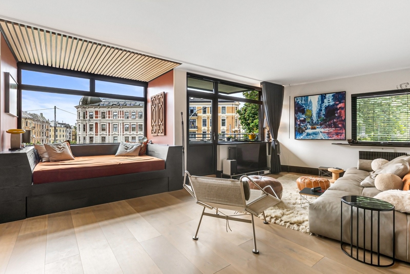 Leiligheten ble totaloppusset i 2022 med materialvalg av høy kvalitet og høy håndverksmessig standard, der hver detalj er nøye gjennomtenkt. Galleribilde