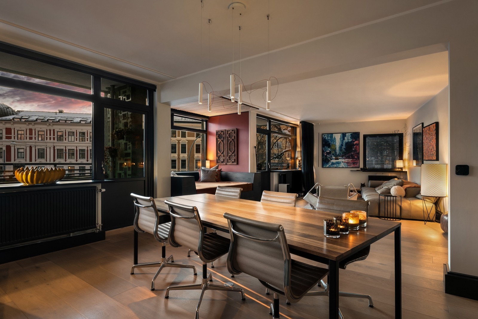 Den åpne løsningen mot stuen skaper en sosial atmosfære, og det er god plass til et stort spisebord som naturlig deler rommene. Galleribilde