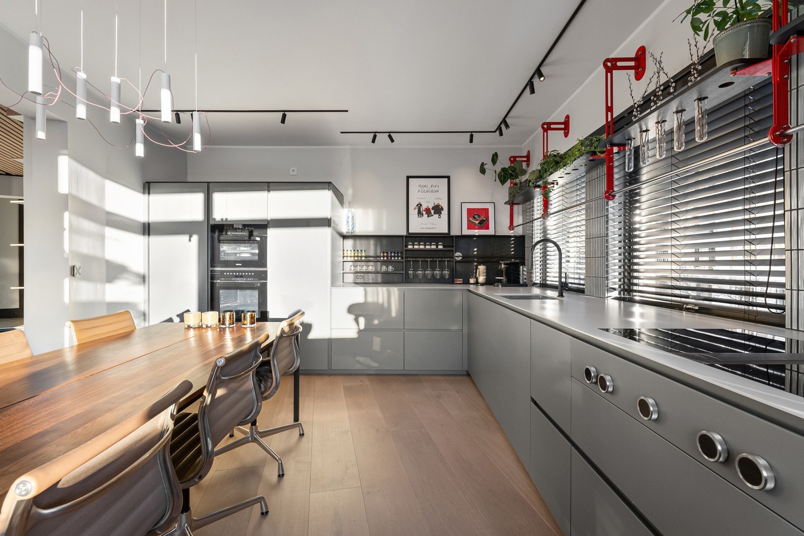 Innredningen har glatte, matte fronter og en 75 cm bred benk med kompositt benkeplate. Utstyrt med integrerte hvitevarer fra Miele, inkludert stekeovn, dampovn, keramisk koketopp med kullfilter avtrekksvifte, oppvaskmaskin, kjøl og frys. Galleribilde