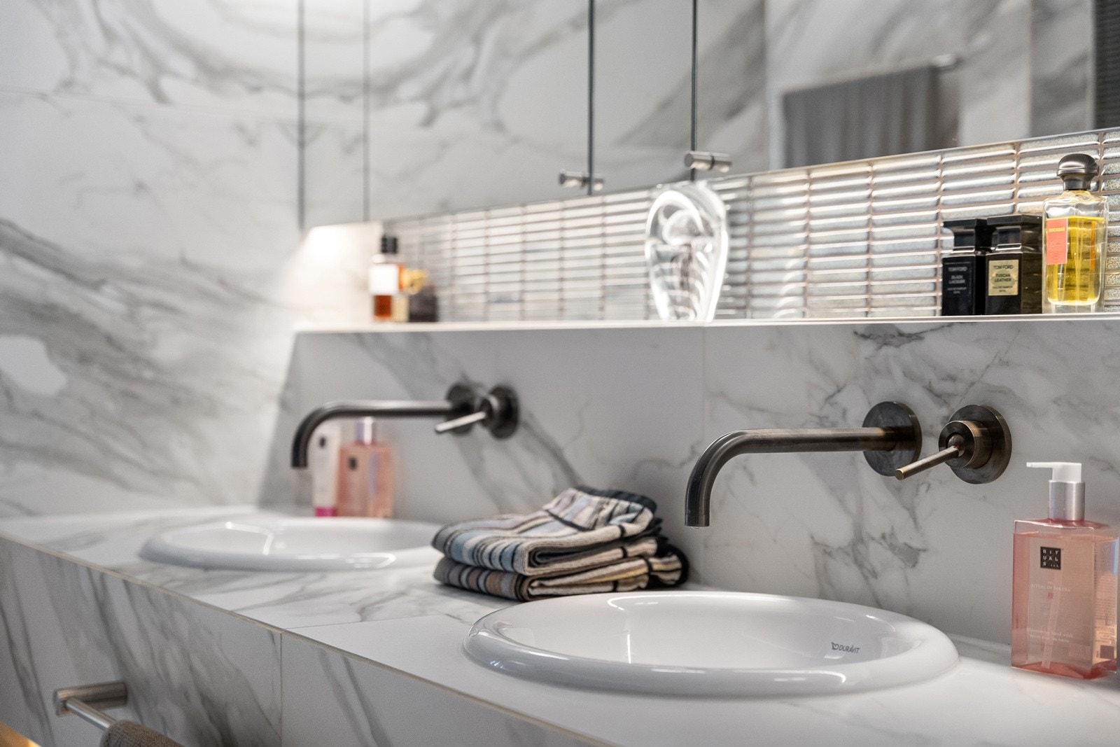 Hovedbadet ble ifølge eier totalrenovert i 2022. Badet er helfliset og er utstyrt med varmekabler i gulvet, samt elektrisk avtrekksvifte. Galleribilde