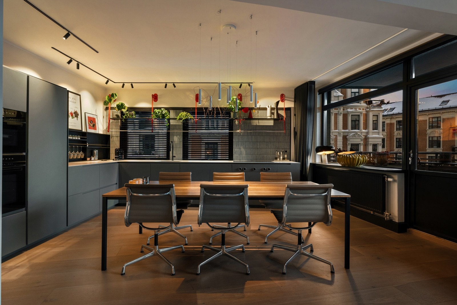 Ekstra dype vindusbenker gir plass til dekor. De sydvendte panoramavinduene vender ut mot et åpent byrom med god avstand til annen bebyggelse. Galleribilde