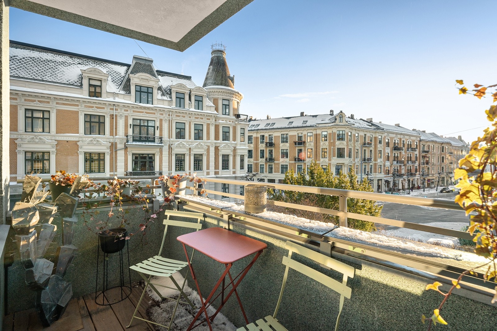 Leiligheten har to balkonger med utgang fra stuen, begge vendt mot et stort, åpent byrom. Galleribilde