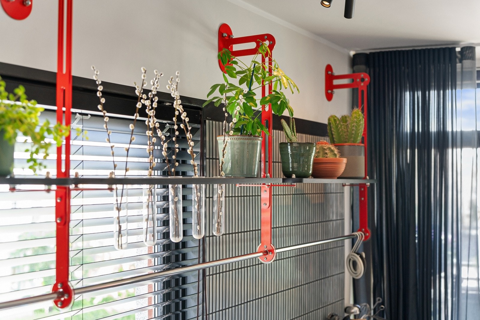 En spesialtegnet "Meccano" kjøkkenhylle, designet av arkitekten, gir et unikt preg. Galleribilde