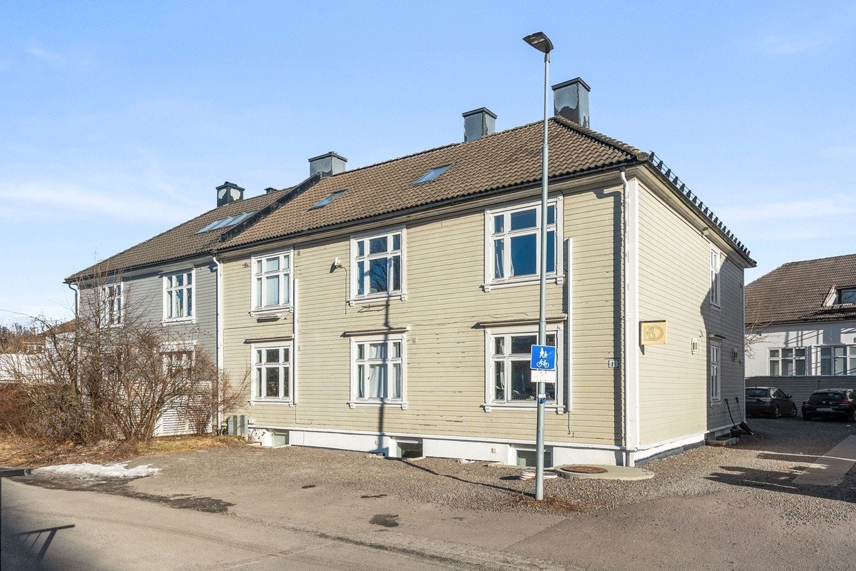 Det er parkering rundt bygget både foran og i bakgården Galleribilde