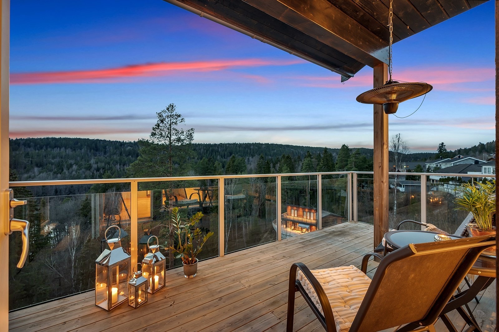 Balkongen er på hele 53 m² og strekker seg til fremsiden av huset. Det er god plass til flere sittegrupper, grill m.m. Galleribilde