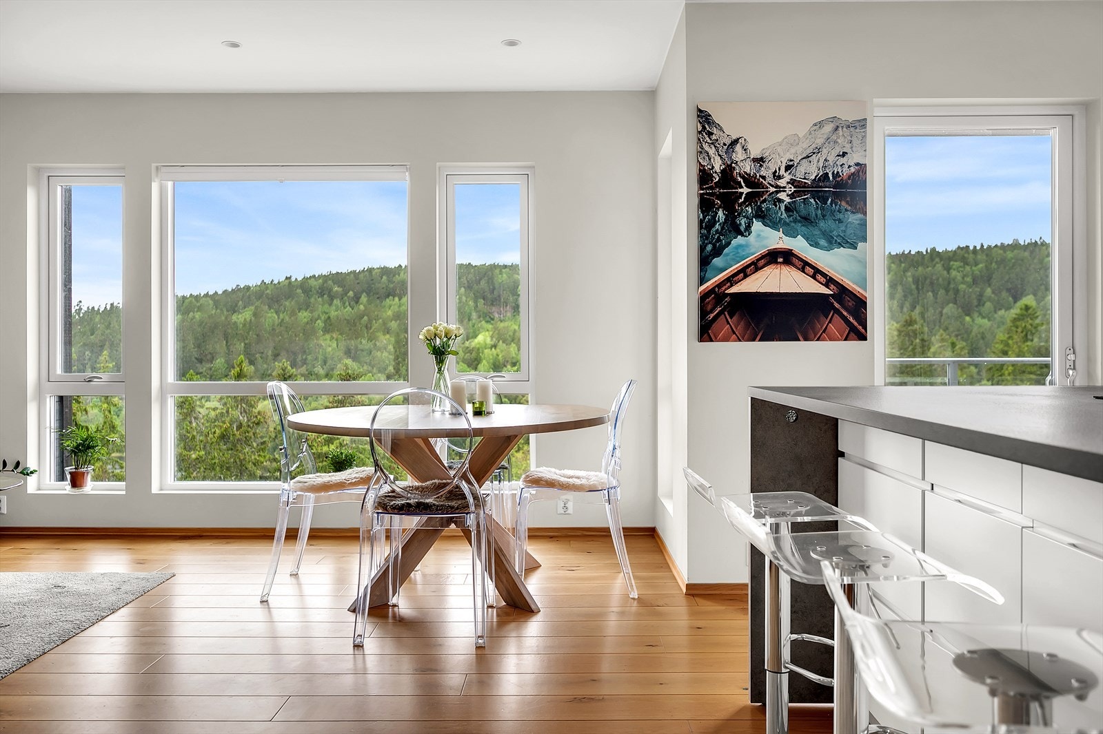 Store vindusflater gir rikelig med naturlig lysinnslipp. Galleribilde