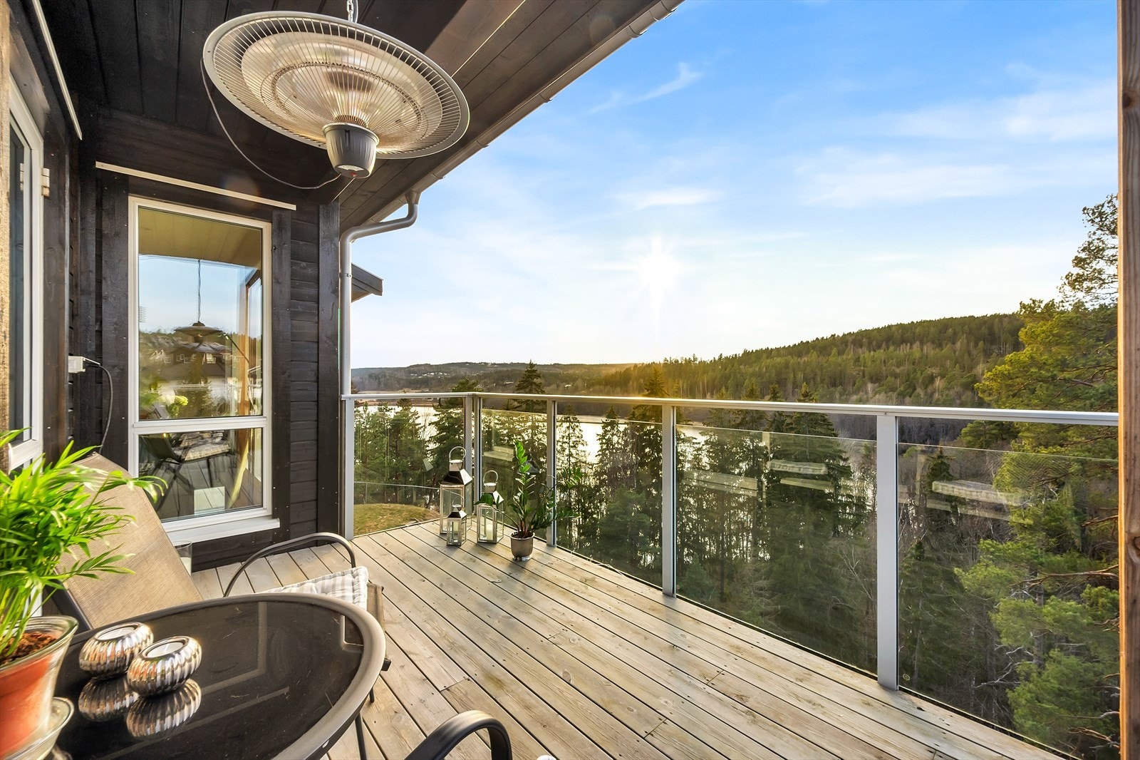 Her får kjøper gleden av lite innsyn og optimale solforhold. Fra boligen er det kort gange til idylliske tur- og rekreasjonsområder, samt bademuligheter i Pollevannet. Galleribilde