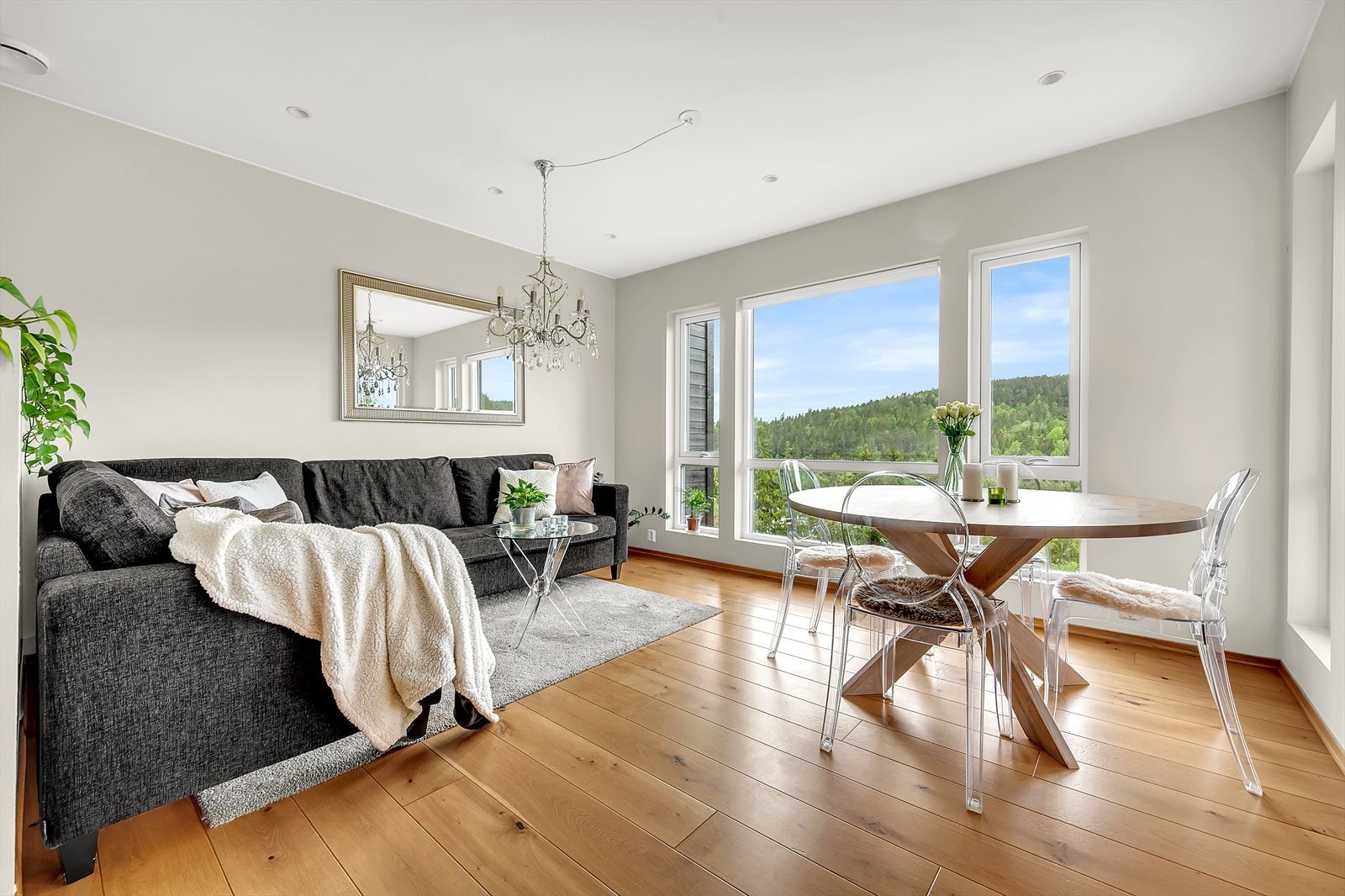 De store vindusflatene gir en god romfølelse. Galleribilde