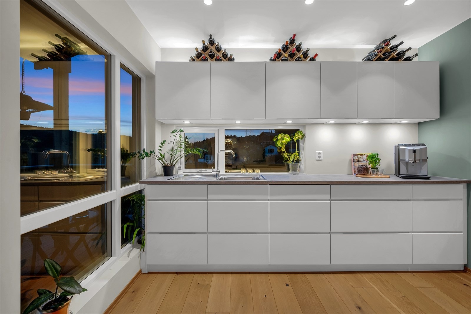 Kjøkkenet har godt med oppbevaringsplass i skuffer og skap. Galleribilde