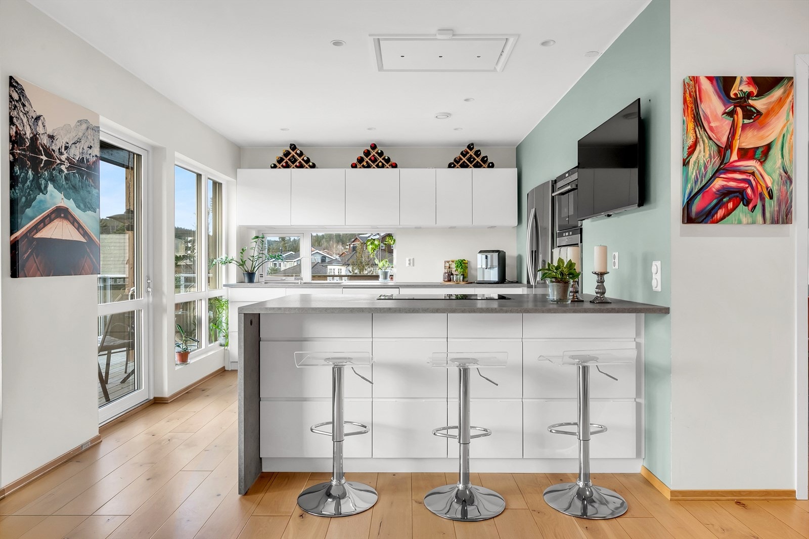 Hovedetasje med åpen stue- og kjøkkenløsning som gir en god romfølelse. Galleribilde