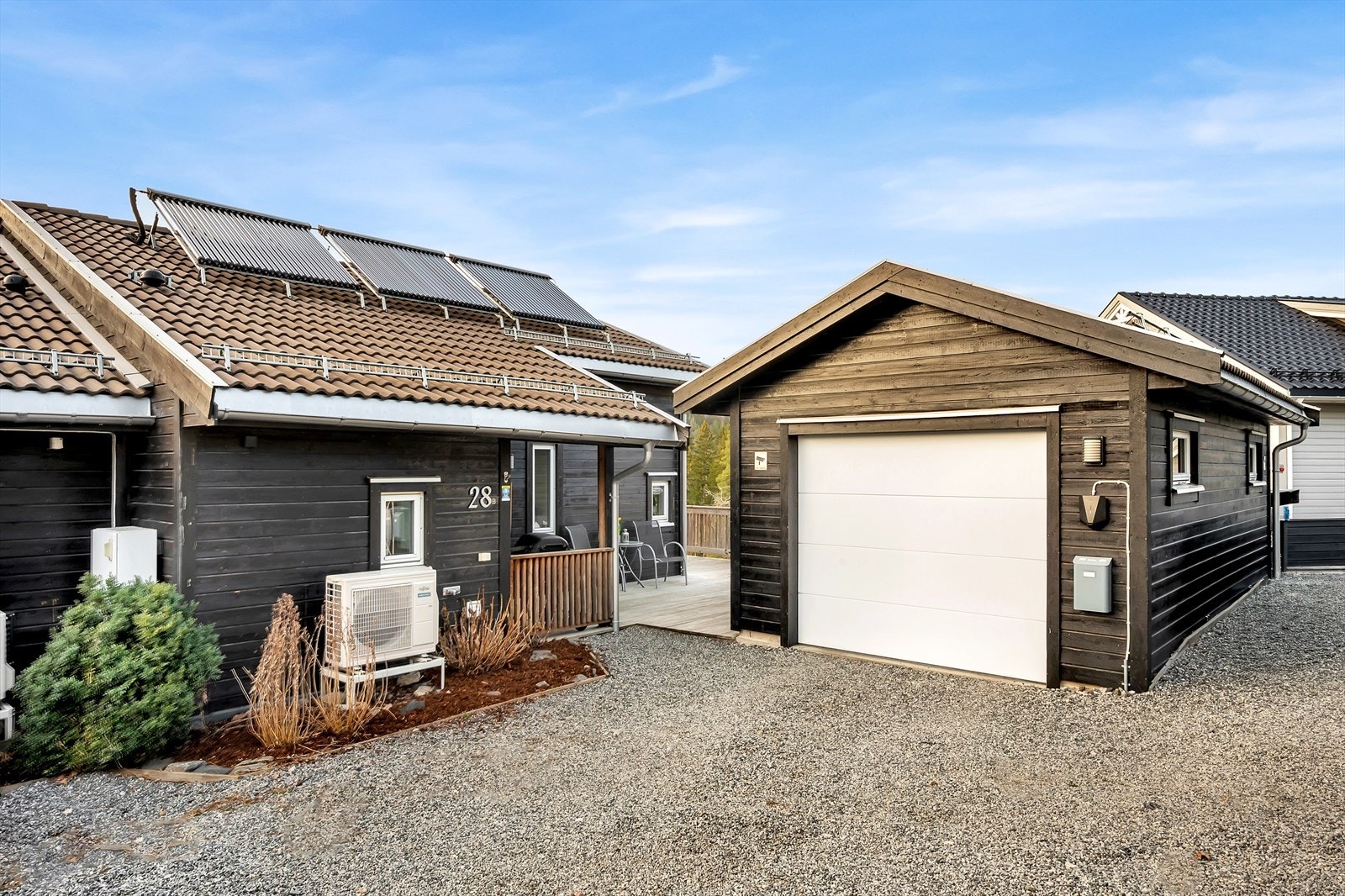 Boligen har egen garasje med elbil lader. Galleribilde