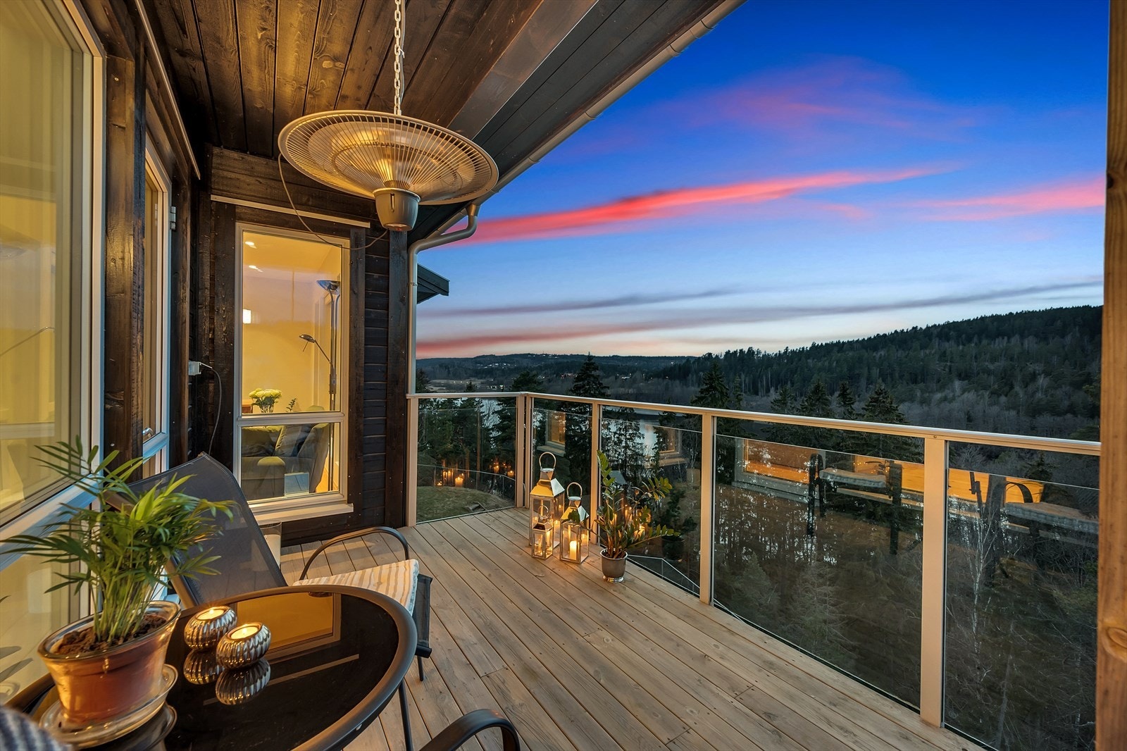 På balkongen er det nydelig utsikt morgen og kveld. Galleribilde