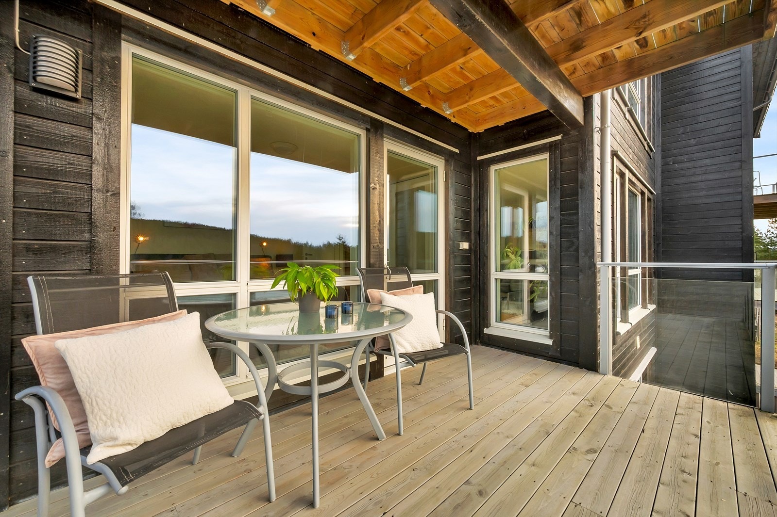 Balkongen er overbygget som gir en lun atmosfære og gode bruksmuligheter. Galleribilde