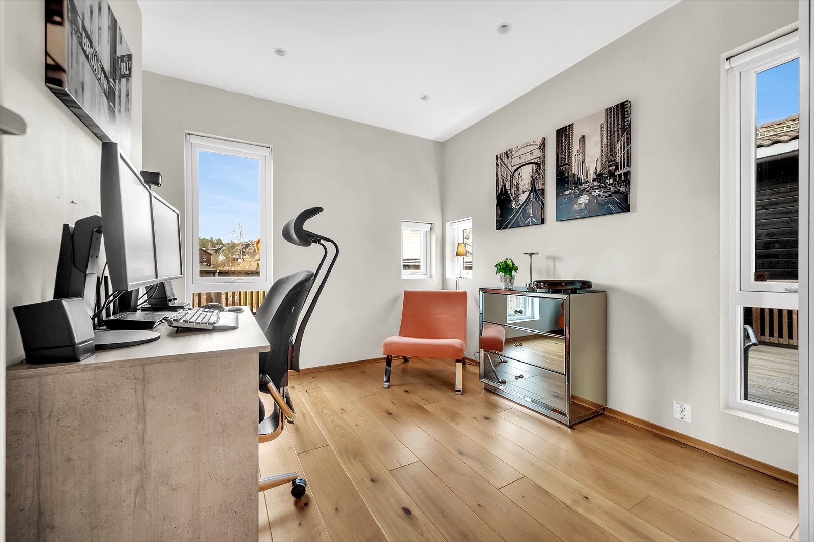 1. etasje består også av soverom og baderom. Galleribilde