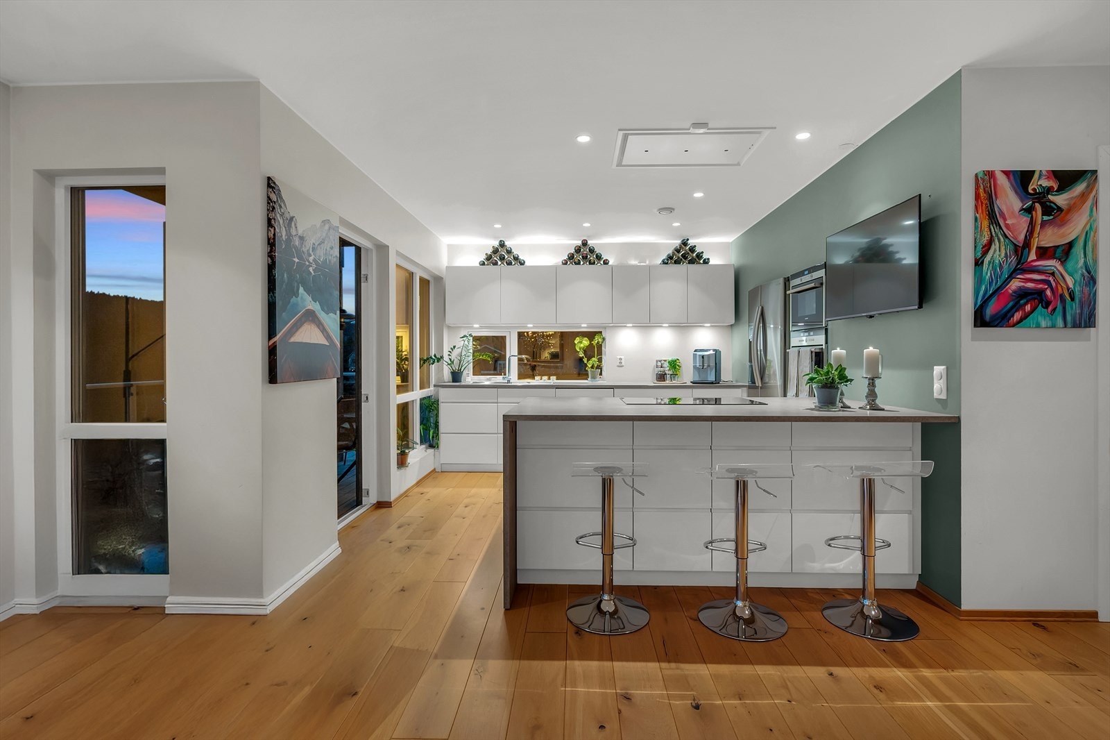 Åpen og sosial planløsning som gir en hyggelig atmosfære. Det er sitteplasser ved kjøkkenøy. Galleribilde