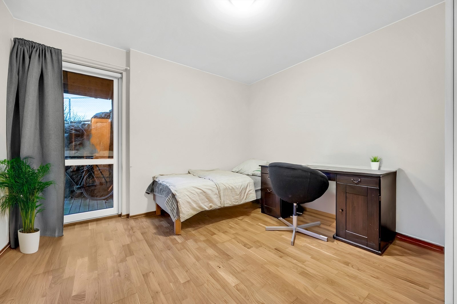 Rom i underetasje som i dag er innredet som soverom. Det gjøres oppmerksom på at rommet er byggemeldt som bod og ikke må tas i bruk for annet formål enn dette. Galleribilde