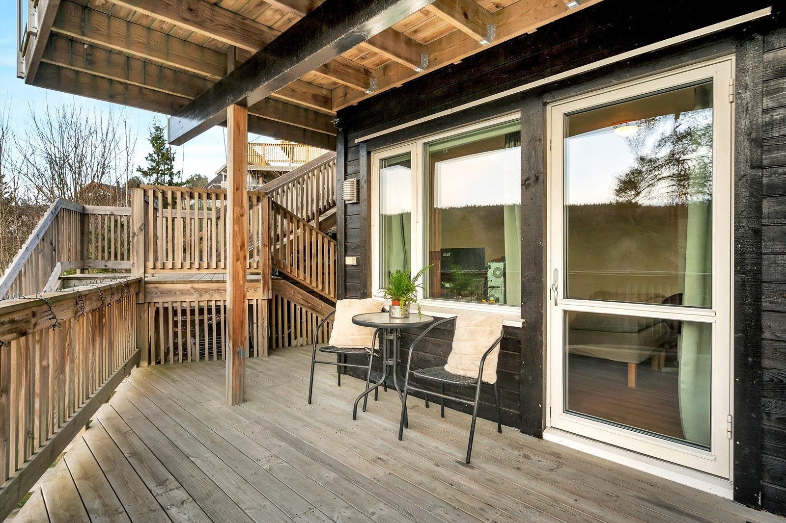 Terrasse på 33 m². Det er utgang til terrasse fra soverom og inngangsparti til underetasje. Galleribilde