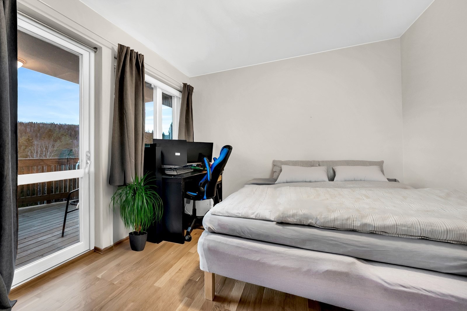 Soverom med plass til dobbeltseng, garderobeløsning og tilhørende møblement. Rommet har utgang til terrasse. Galleribilde