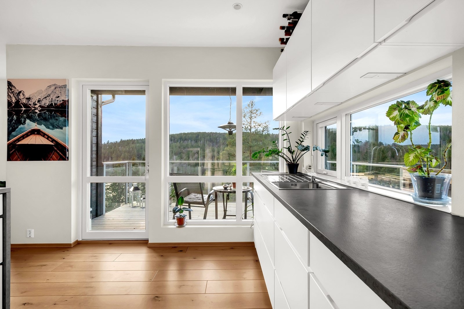 Idyllisk beliggenhet rett ved marka og Pollevannet. Her kan man nyte omgivelsene med lite innsyn. Galleribilde