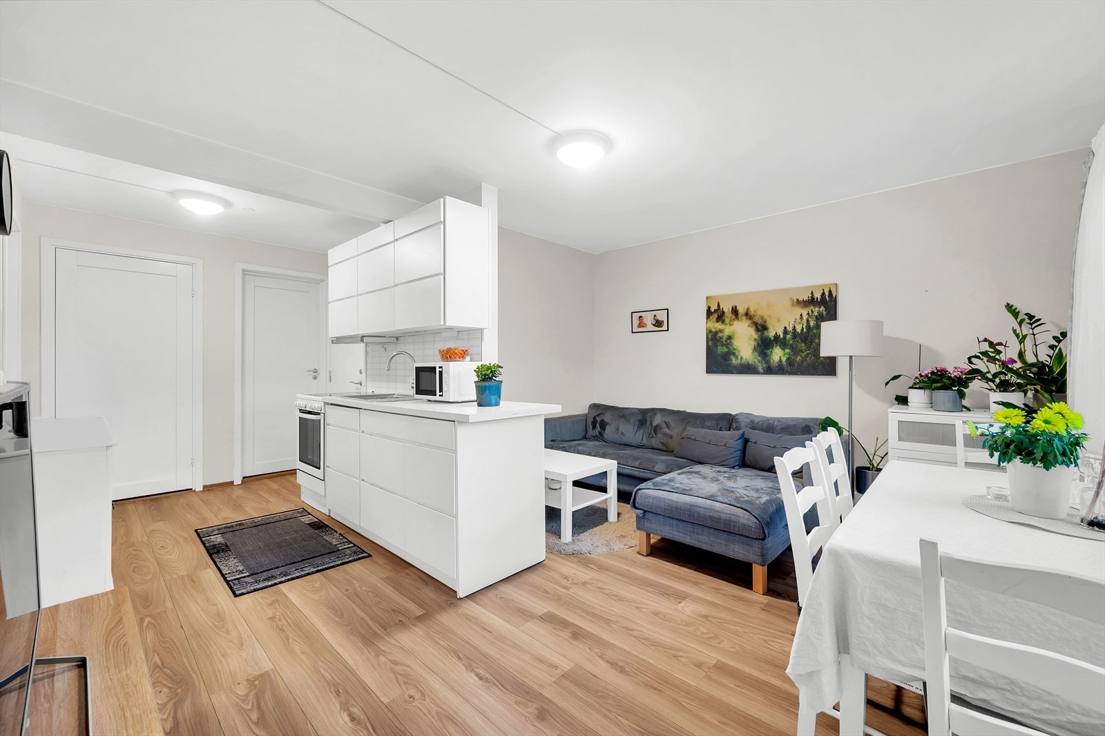 Underetasje består av bod, bad, 2 soverom, kjellerstue,
Kjøkken, bod bak bad og trapperom. Galleribilde