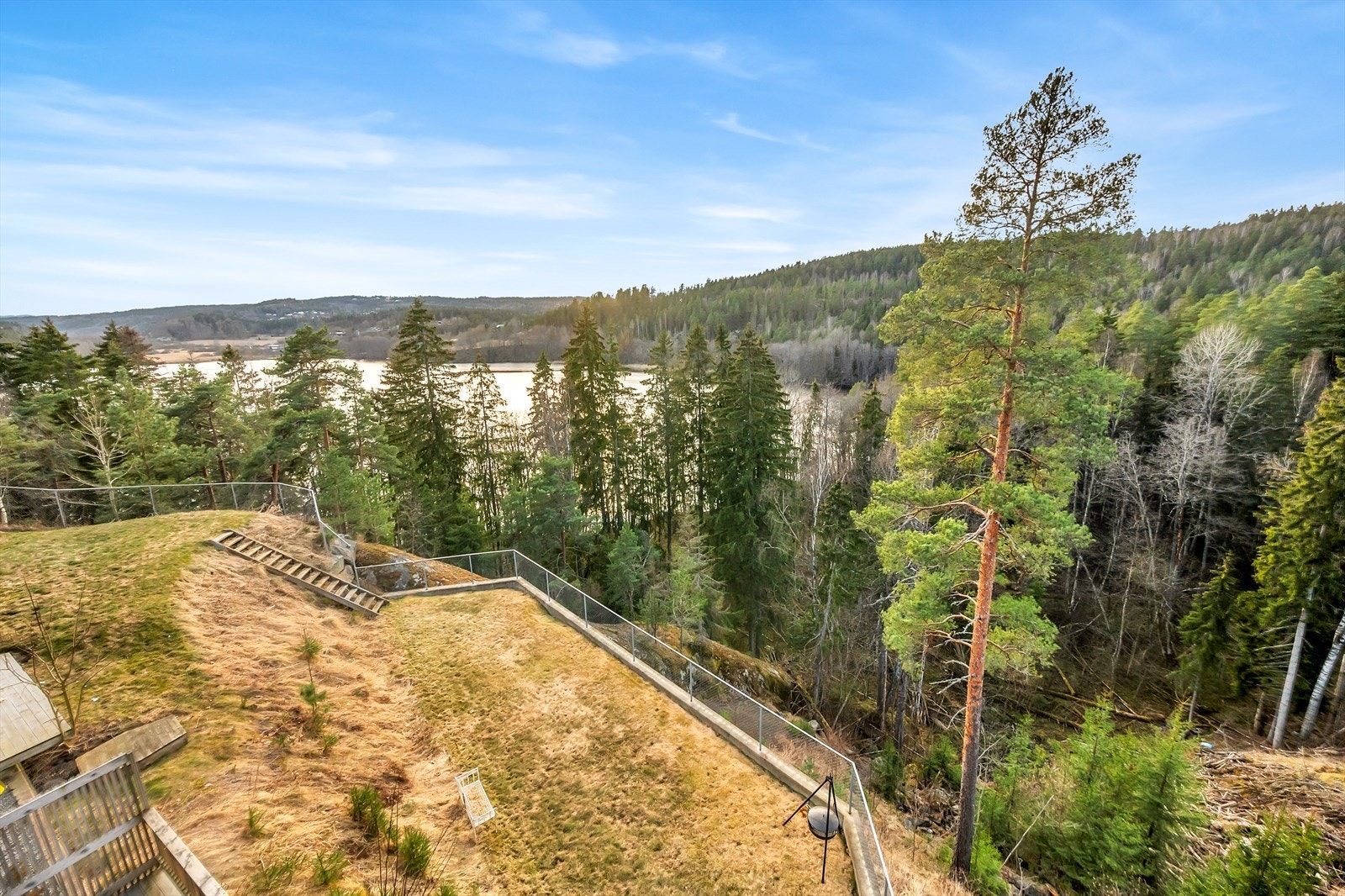Boligen har en fin og frodig hage i grønne omgivelser. Galleribilde