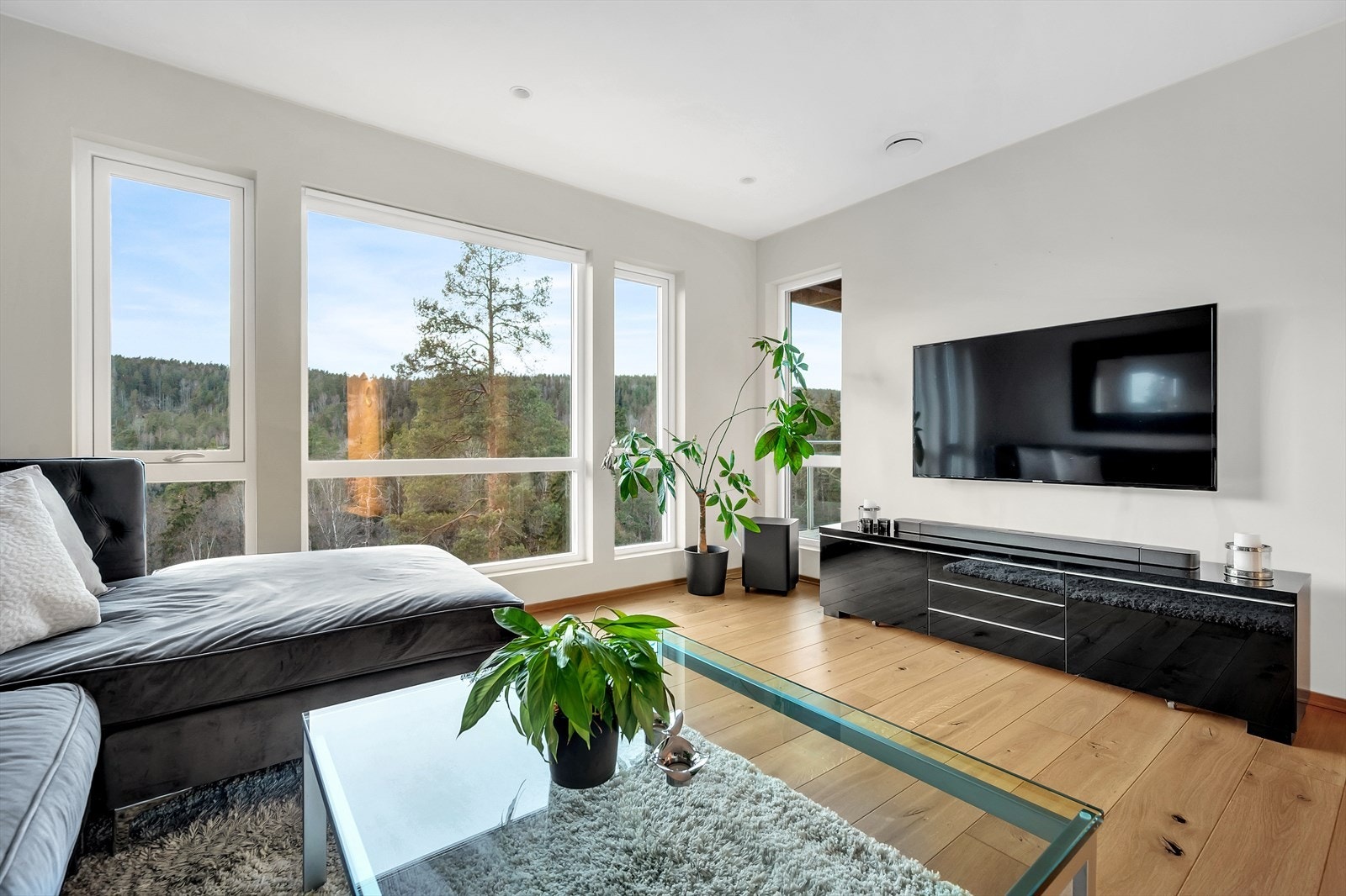 Her får kjøper gleden av ingen innsyn og utsyn mot hyggelige og grønne omgivelser. Galleribilde