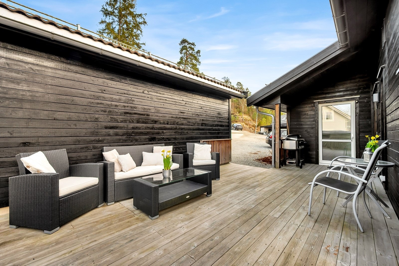 Lun uteplass på fremsiden av huset. Her kan morgenkaffen nytes. Galleribilde