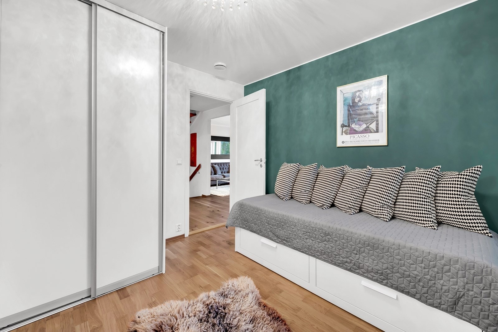 Rommet har praktisk skyvedørsgarderobe med rikelig av lagringsplass. Galleribilde