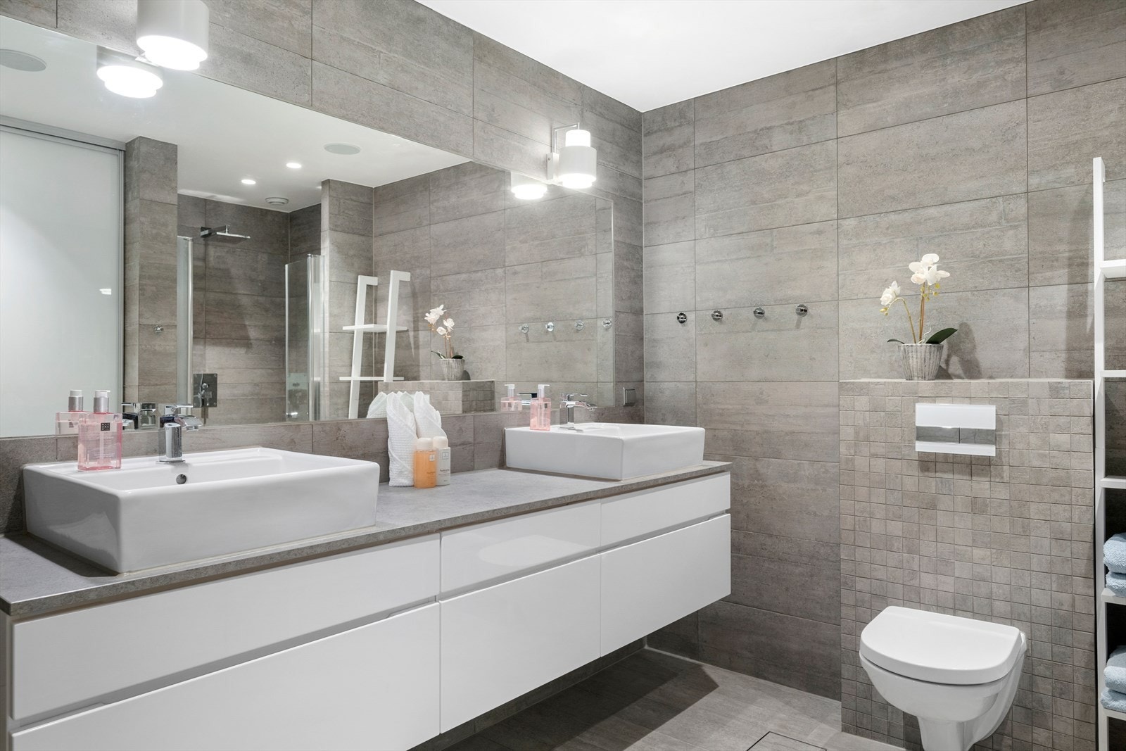 Badet ble totalrenovert i 2015. Praktisk med dobbel servant når man er flere på badet samtidig. Galleribilde