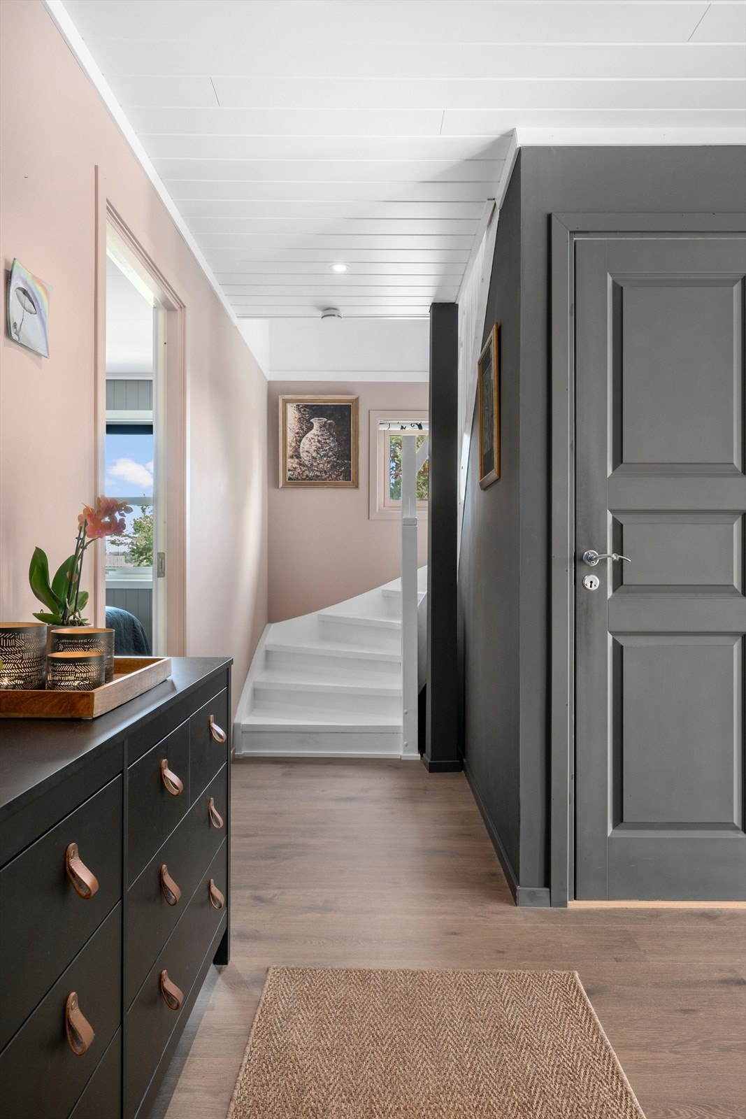 Trappen ble malt i 2020. Praktisk kott under. Galleribilde