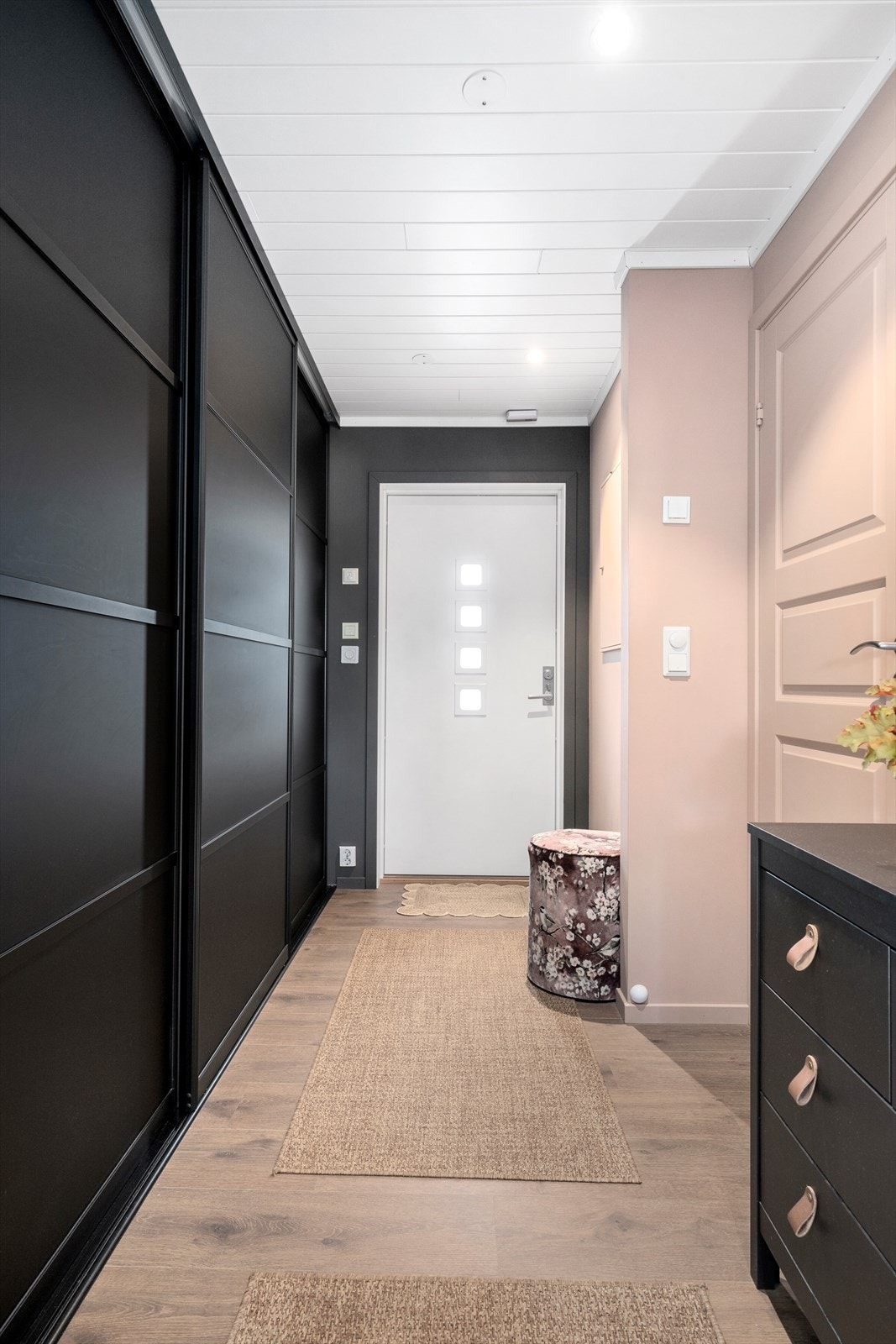 Inngangspartiet ble pusset opp i 2020 og fremstår som moderne og innbydende. Varmekabler i innerste del. Galleribilde