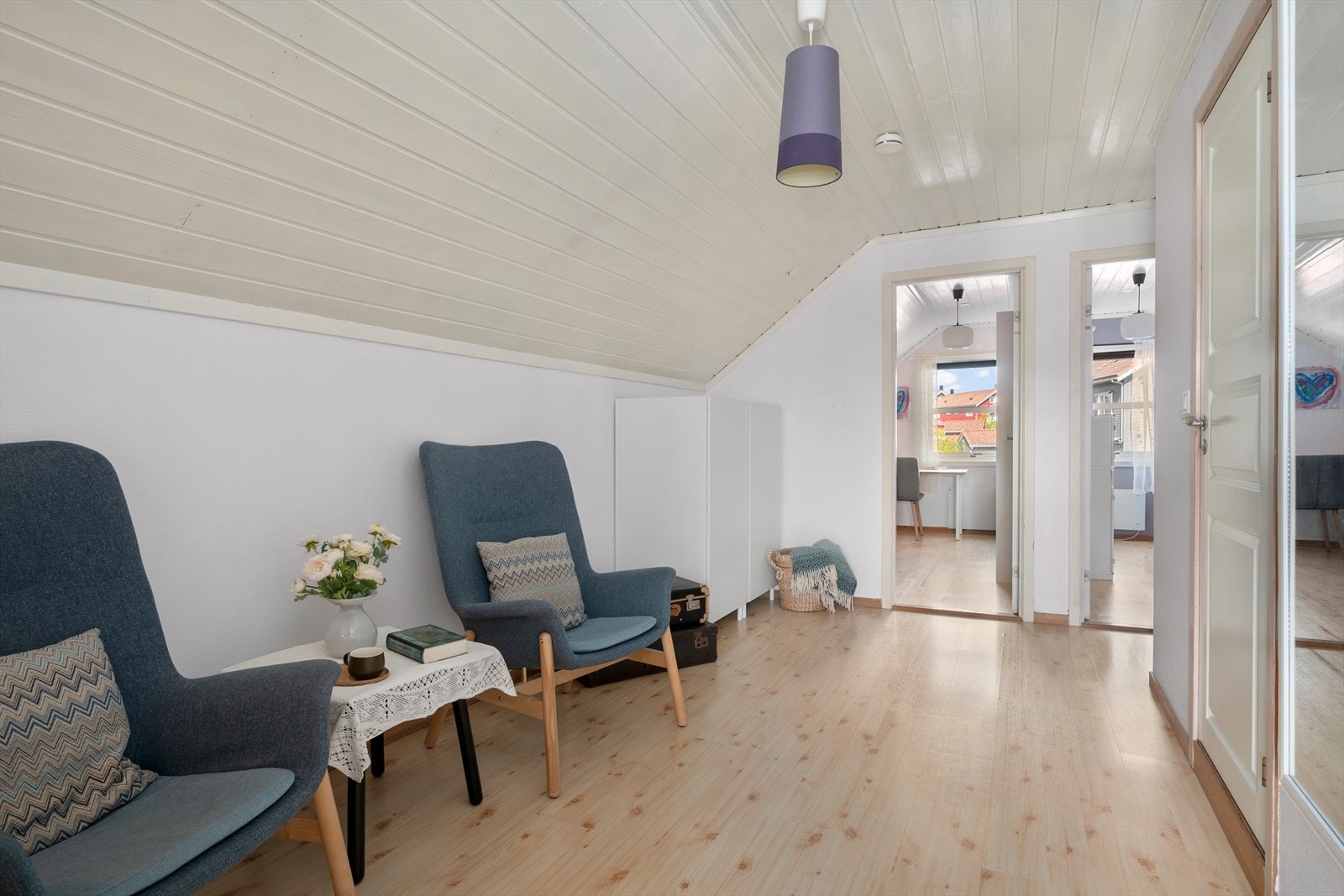 Oppe ligger en romslig trappegang/stue med plass til sittegruppe, oppbevaring, hjemmekontor eller leker. Alt etter behov. Galleribilde