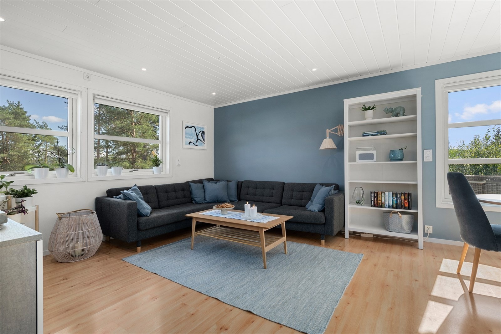 Boligen har en romslig stue med en naturlig soneinndeling og god plass til sofagruppe og spisebord. Galleribilde