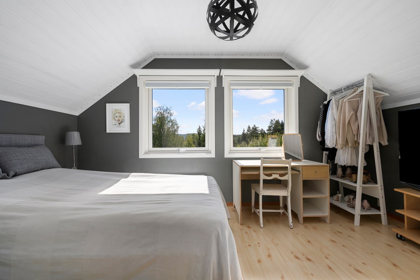 Soverom på ca. 12,2 kvm. Galleribilde