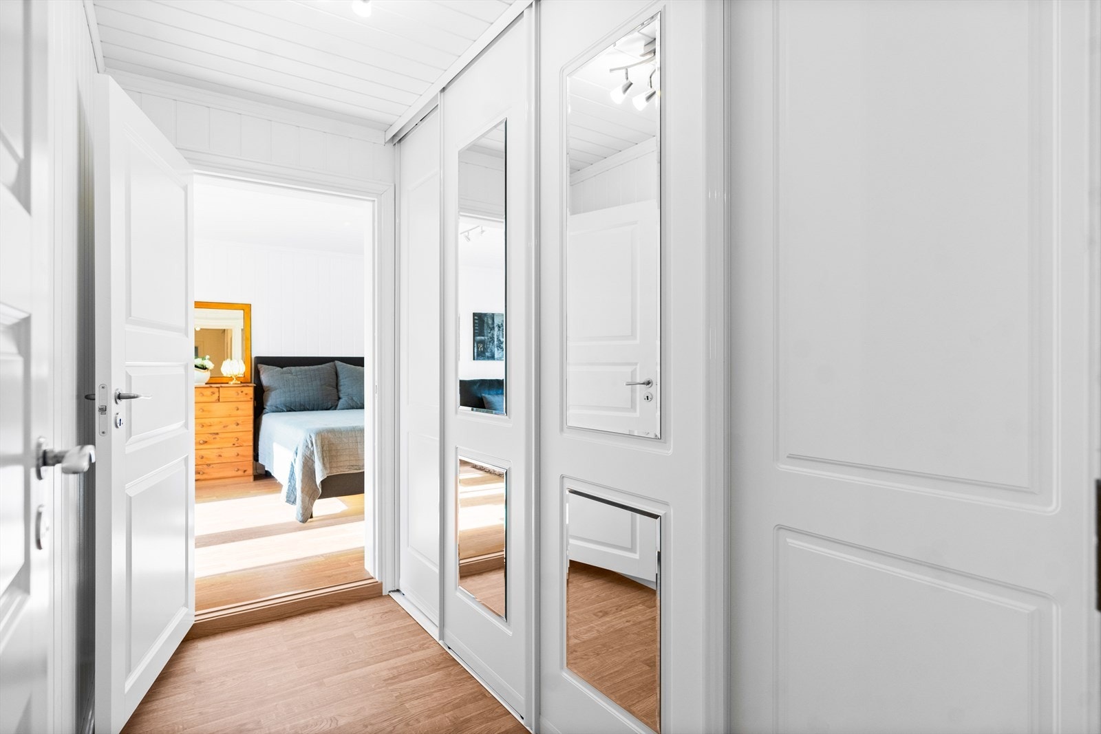 I gangen mellom rommene er det også etablert en stor skyvedørsgarderobe. Galleribilde