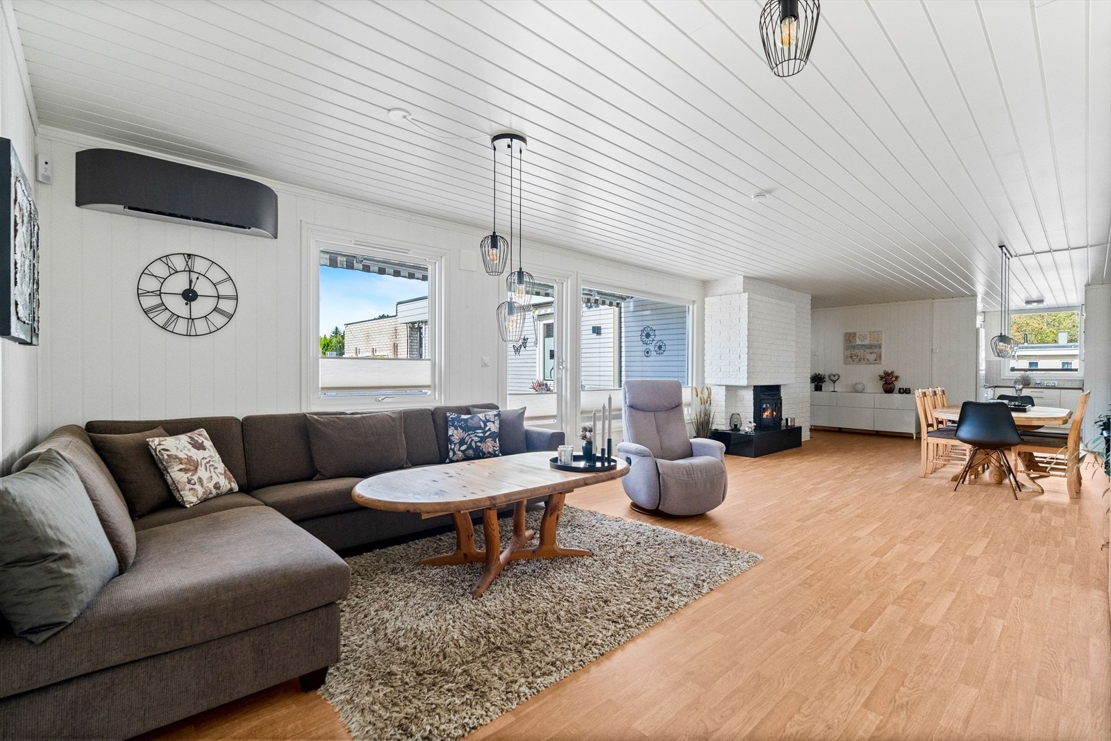 Også i stuen er det peisovn, en plassbygget elementpeis med glassdør. Galleribilde